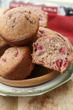 foodffs:  Fresh Strawberry MuffinsReally