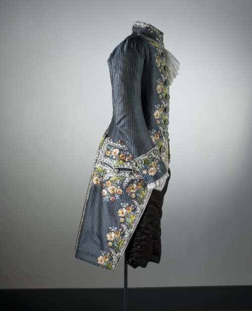 yoyo-inspace:Man’s suit with coat and vest in embroidered silk. Made in France around 1785. Has been