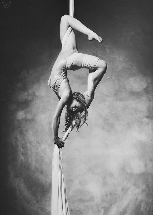 whitesoulblackheart:  Gwendolin by Renee Robyn © FB / Instagram / Website / Tumblr (Please leave credit and links … Ƹ̴Ӂ̴Ʒ) 