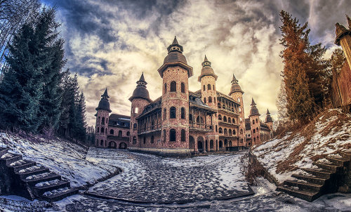 :+Watch: PatiMakowska’s gorgeous Gallery, filled with lovely landscapes and abandoned spaces!