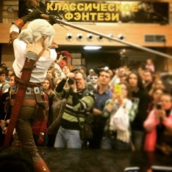 tophwei:  А ниче так ракурс, ахаха #sword #ciri #cirilla #roscon2015 #hair #witcher #thewitcher3 #thewitcherwildhunt #geralt #convention #legs #armor