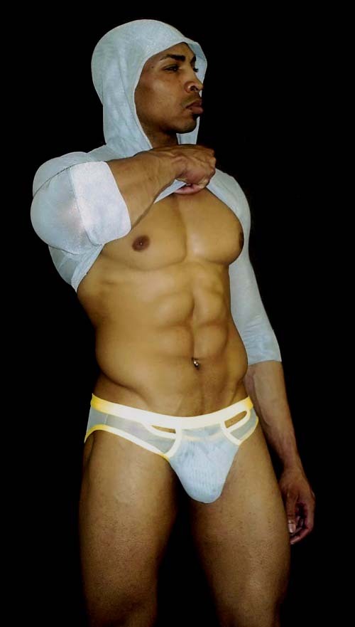 dominicanblackboy:  Gorgeous body Tim McClellan posted in the mirror wit all that