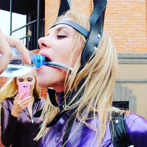 selinaminx:  Good pony gets a drink. #humanpony #ponygirl #petplay