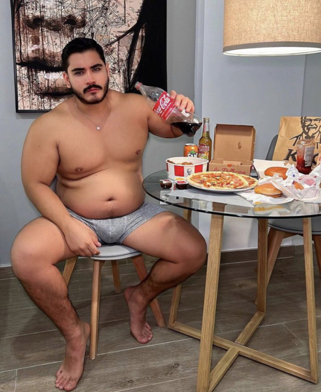 bigbellyboiz:theepitomeofbeautiful:Eat up