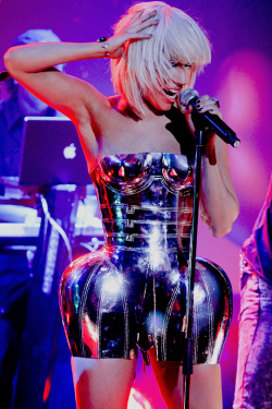 venuswarhol:  Lady Gaga performs ‘Poker Face’ on Friday Night with Jonathan Ross. (2009)