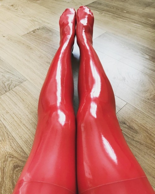 encaseus:#latex #rubber #latexlover #shiny #legs #feet #stockings #rubberfetish #latexfetish #legsfo
