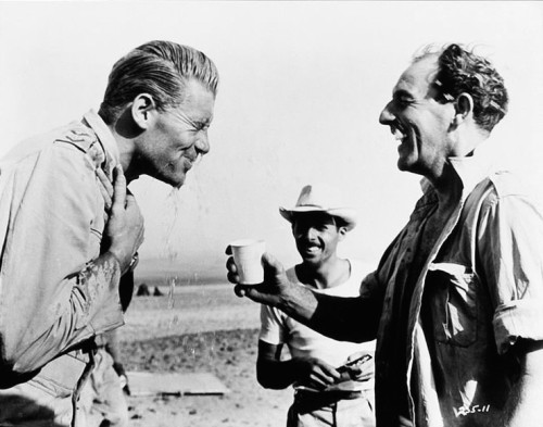 Peter O'Toole on the set of Lawrence of Arabia original caption: Il faisait si chaud et l'on manquai
