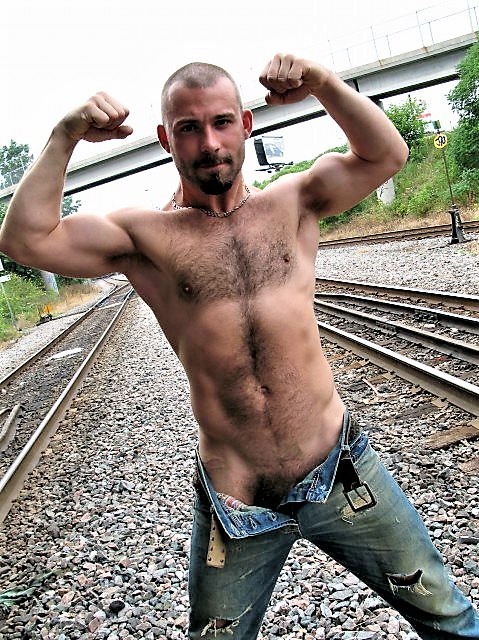 likeshairy: Showing off his bush