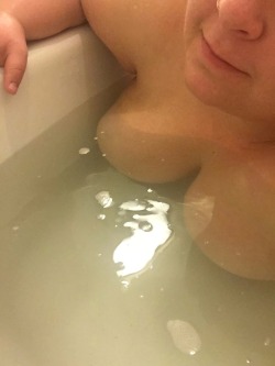 mealsreadytoeat:  Relaxing in a hotel bathtub