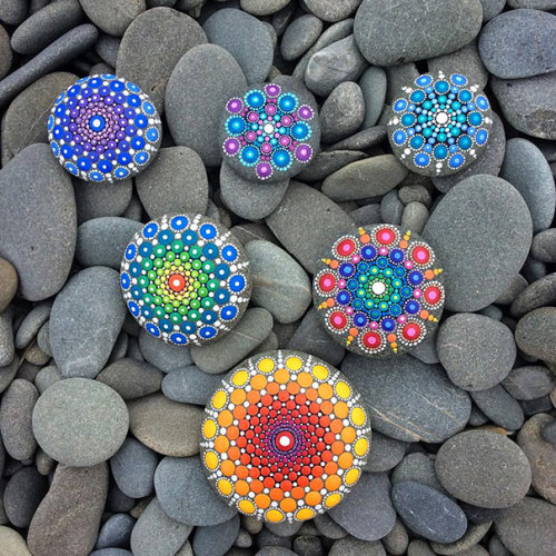 fer1972:Elspeth McLean transforms Ocean Stones in Beautiful Dot Mandalas