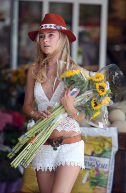 Kimberley Garner. ♥  So Beautiful. Love Her Outfit. ♥