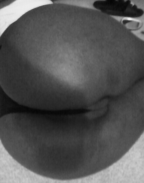 liquoricebiatch:  My pussy poking out