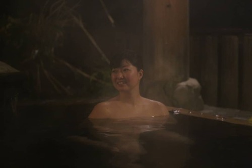 秋田県にある 秋の宮温泉｢鷹の湯｣ 夜の半露天風呂 ・ 小雨で寒いくらいの４月末 体を芯から温めてくれる熱めのお湯で 上がってからもポッカポカ ・ 宿泊するとこんなにものんびりできるんだなぁ ・ #秋