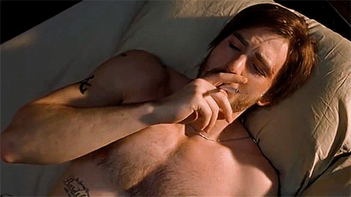 evansensations:Chris Evans as Syd in London (2005)he looks like that asshole that you can’t stand bu