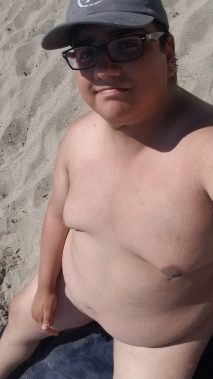 chubbyrj:Guess who went sunbathing and swimming to a nude beach?Twitter/Instagram: @rammen_noodlezGr