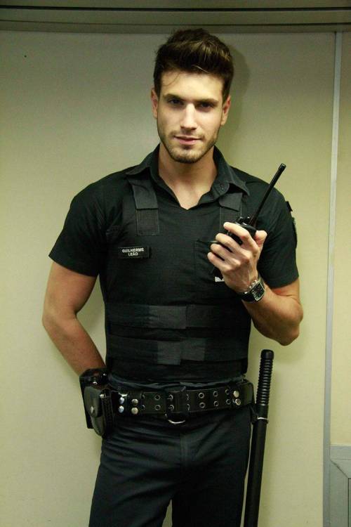 brazilianbamboo2:  Guilherme Leão - Sexiest subway guard in Brazil