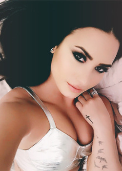 womensco:  Demi Lovato x Selfies