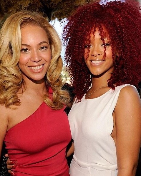 fatandbougie:  drnkonlove:  BEYONCÉ + RIHANNA  i never noticed this but now that