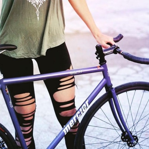 fixiegirls: Repost from @bekanecycles Fixie & Fashion  #fixie #ridelikeagirl #summer #fashion #p