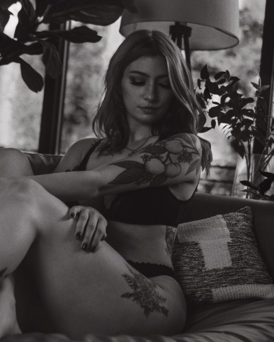 spookyy-foxx:Some more black and white vibes 🖤