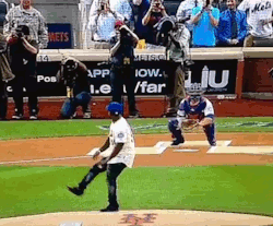 uglynewyork:  versacefriedchicken:  50 Cents first pitch at today’s Mets game…  lmfao, 