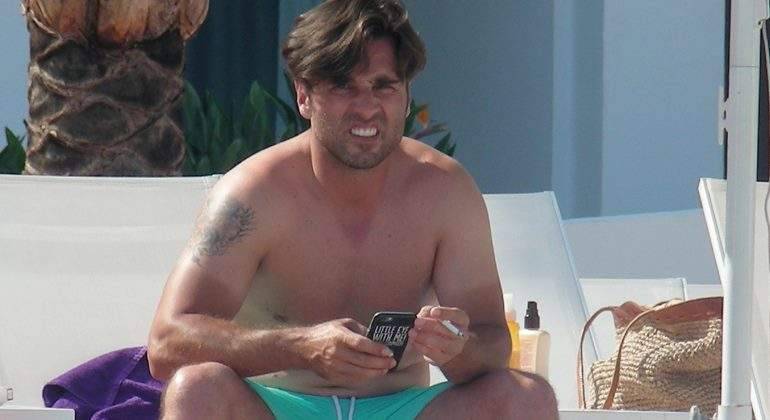 fat-male-celebrities:  David Bustamante, famous Spanish singer..how did he get so