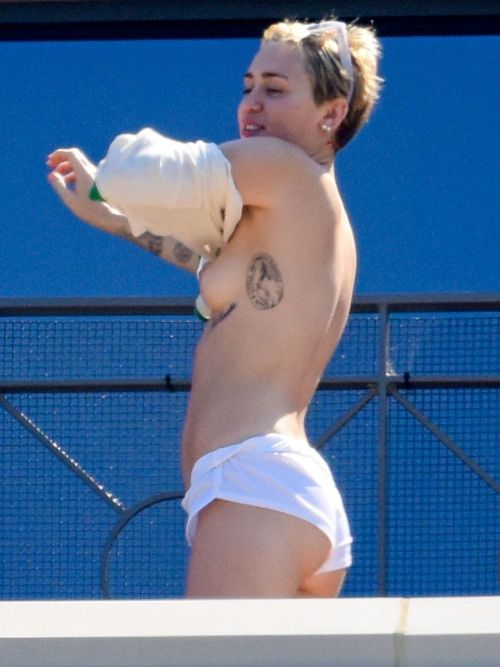 Porn Pics celebrity-nudes-leaked:  Miley Cyrus Caught