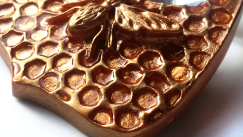ravncreates: Honeycomb Planchette Brooch (x) Also functions with a Ouija board :)