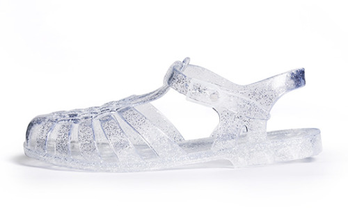 dandydom:  clear sparkles You count stars instead of sheep and draw love hearts on your ‘i’s. You’re