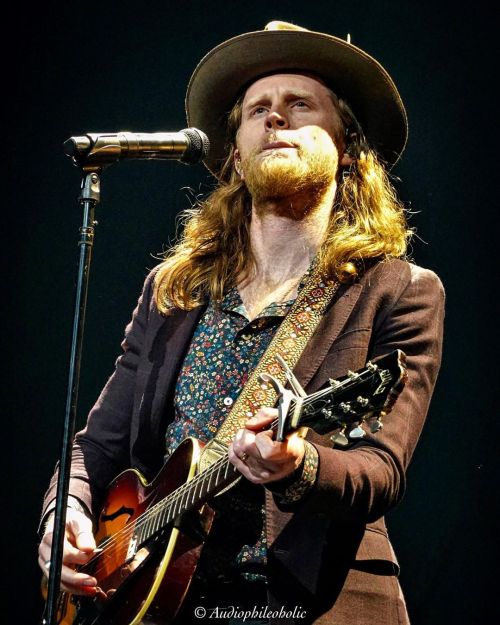 Wesley Schultz The Lumineers @thelumineers @wesleyschultz . . . . . #livemusic #stagephotography #ro