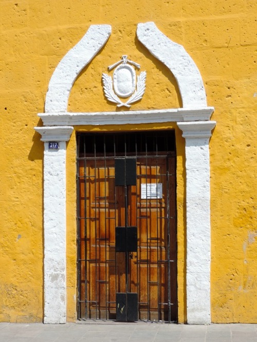 Puerta con reja metálica, Arequipa, 2017.