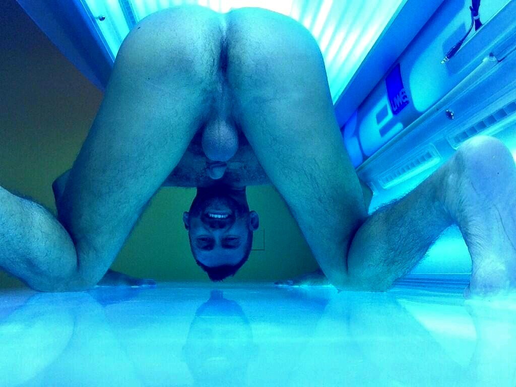 buttinyourface:  Why wasn’t I at this tanning bed when this was going down?!