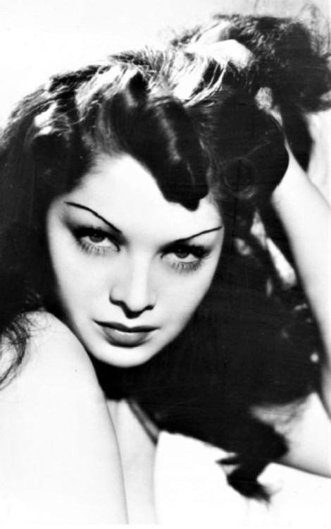  Zorita was a 1940s burlesque dancer known for performing spectacular acts with her two pet boa cons