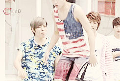yeowls:  sungyeol failing at pushing woohyun into the water and succeeding with sungjong.