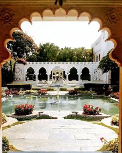 venusverticordias:
“Taj Lake Palace, Udaipur, India
”