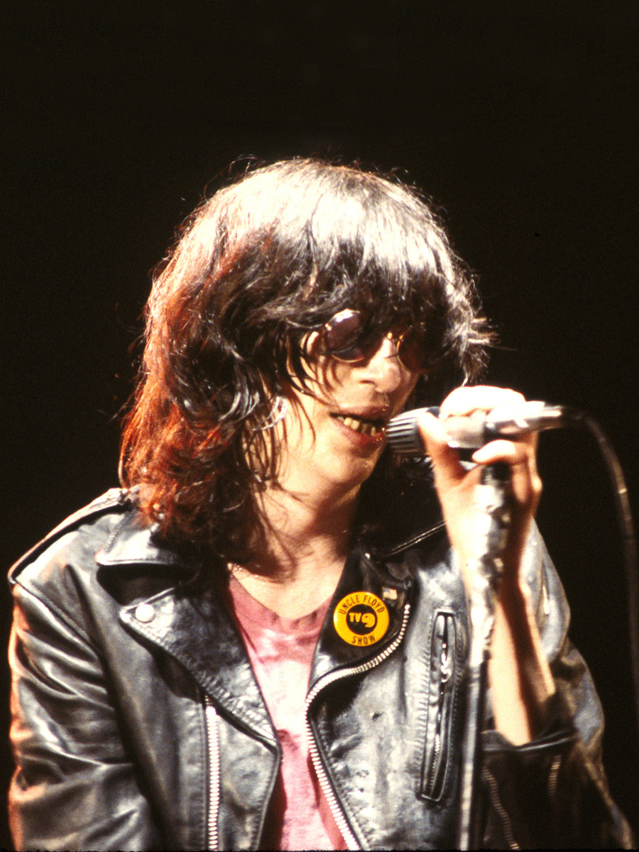 zombiesenelghetto:  RIP Joey Ramone (May 19, 1951 – April 15, 2001) 