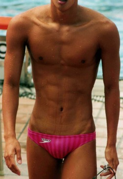itsswimfever:  Perfect fitting speedo on a hot smooth tanned body…