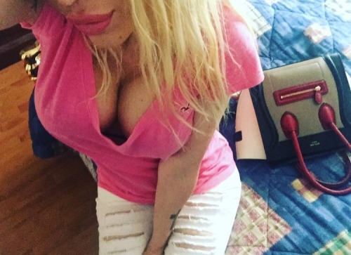 lovevanessa:  E adesso per gli amanti dei selfie ___  beccatevi questa ____❤️💋 