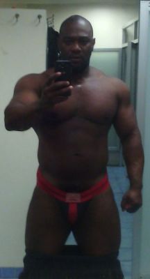 baldlover33:  black411blog:  nice…..VERY    Big sexy brotha