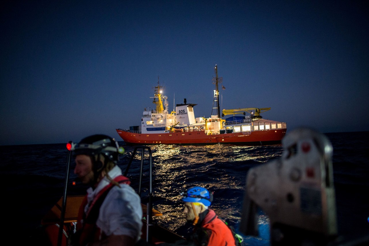 RESCATES. Unos 255 migrantes fueron rescatados durante la noche en el Mediterráneo frente a las costas de Libia, justo antes de que el mal tiempo azotara la zona. La ONG española Proactiva Open Arms recogió un bote de goma que transportaba a 134...