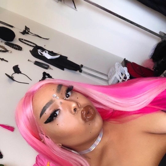 orangejuiceforguppies:  The pink skunk, Pussy Le Pew 💖(I know what it means lemme live 😩😩)