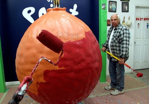 finofilipino:  Mike pintó una bola de béisbol todos los días durante 38 años para crear la pelota de pintura más grande del mundo.He has painted a baseball every day for 38 years to create the world’s - largest ball of paint.Mi intención era pintar