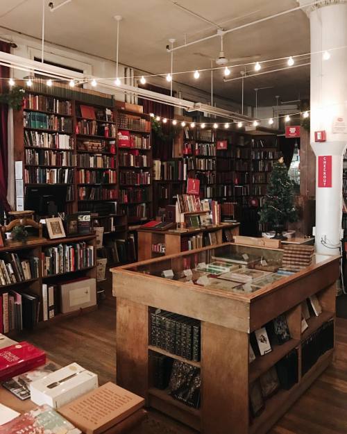 bookbaristas: Merry Christmas, gal pals! Throwing it back to a @strandbookstore stroll a few weeks a