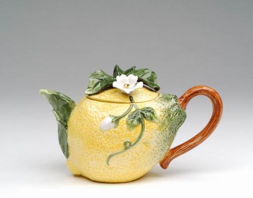 eyeheartfarms:Handpainted fruit teapots(Etsy)