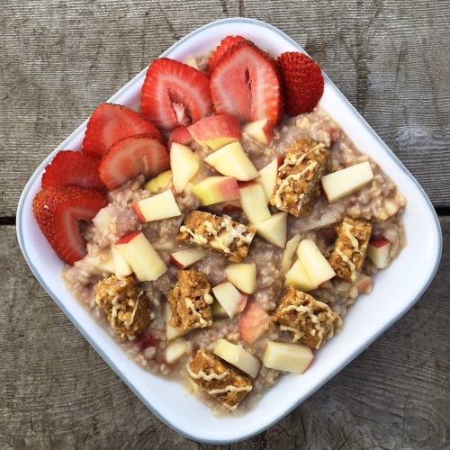 vegan-veins: Oatmeal mixed with strawberry jam and topped with chopped apples, more strawberries and