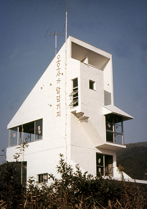 ofhouses:464. Takamitsu Azuma /// Akatsuka House (”Osaka Exploration Base”) /// Kusaka-cho, Higashi-