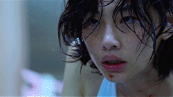 jung ho-yeon, se fixant dans un miroir, le visage trempé d&#39;eau