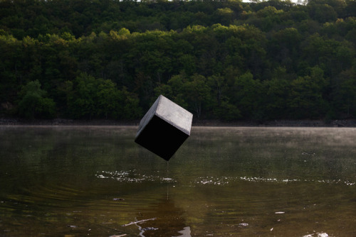 byzantienne:nevver:Dead zone, Julien CoquentinTHE CUBE GOES ON VACATIONTHE CUBE GOES HIKINGTHERE ARE