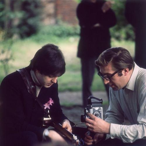 cryalexturnercry: Paul McCartney with Mal Evans during the filming of Paperback Writer/Rain.