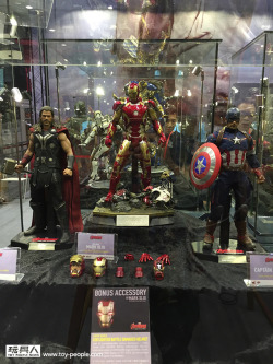 nomalez:  HOT TOYS: Captain America, Iron Man, Thor, Black Widow, Hawkeye and Hulk from AVENGERS AGE OF ULTRON ! [Français] Hot Toys a dévoilé les costumes de l’équipe originel du film à venir AVENGERS AGE OF ULTRON. J’ai précisé “équipe